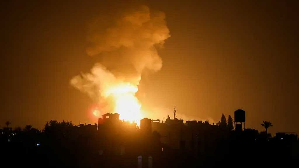 <div class="paragraphs"><p>বিমান হামলার সময় রাতের আকাশ আলো করে আগুনের শিখা জ্বলে উঠে ও ধোঁয়া বের হয়। ছবি: রয়টার্স</p></div>