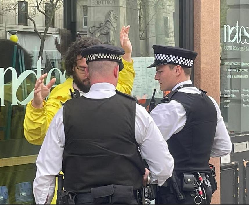 <div class="paragraphs"><p>রাজতন্ত্রবিরোধী বিক্ষোভ থেকে ডজনখানেক ব্যক্তিকে গ্রেপ্তার করে পুলিশ।&nbsp;</p></div>