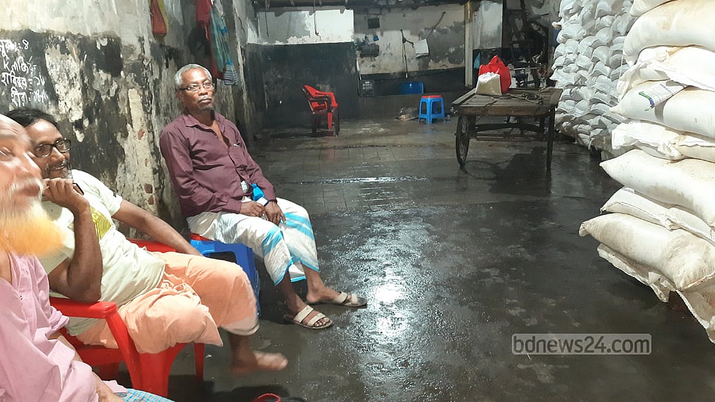 <div class="paragraphs"><p>ধুয়ে মুছে নতুন চামড়ার অপেক্ষা পোস্তার আড়তে&nbsp;</p></div>