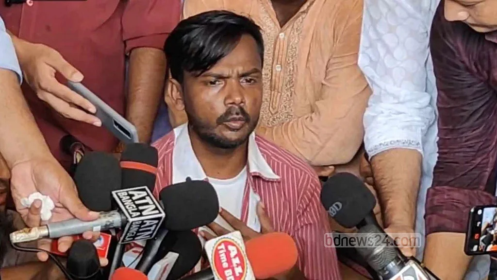 <div class="paragraphs"><p>ঢাকা-১৭ উপনির্বাচনে হামলার শিকার স্বতন্ত্র প্রার্থী আশরাফুল আলম (হিরো আলম) বুধবার ঢাকার একটি হাসপাতালে সংবাদ সম্মেলন করেন।</p></div>