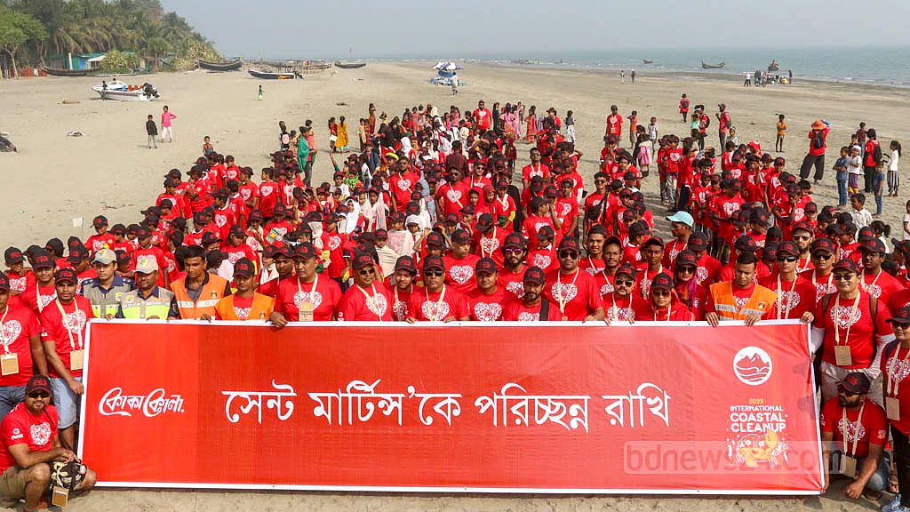 Volunteers take part in a cleanliness drive with the slogan ‘Keep St Martin’s Island Clean’ as part of the International Coastal Cleanup campaign on Friday, Dec 16, 2022.