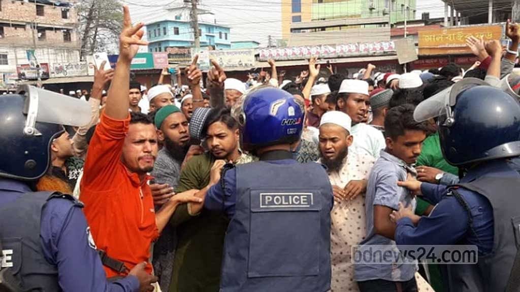 Demonstrators confront the police in Panchagarh during anti-Ahmadiyya protests on Friday, Mar 3, 2023. 