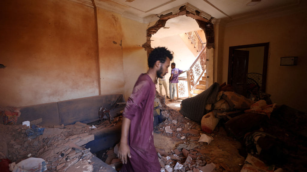 https://gumlet.assettype.com/bdnews24-english%2F2023-04%2F25efee46-4a0e-4c95-b375-831dab56de1a%2Fsudan_clashes_180423_01.jpg?auto=format%2Ccompress&fmt=webp&format=webp&w=900