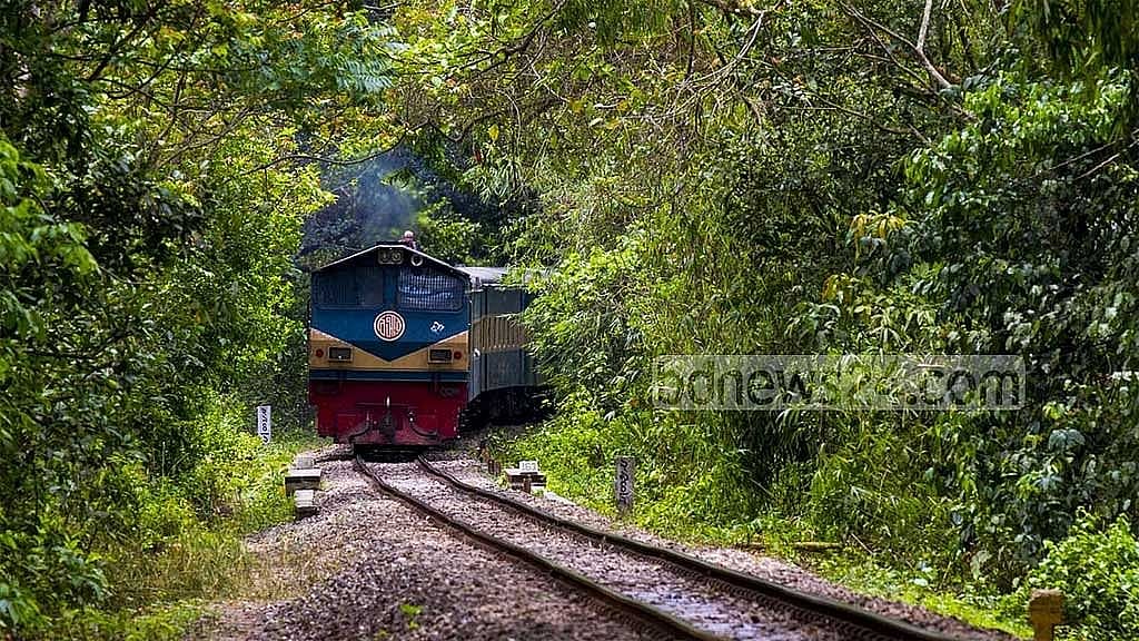 Train engine, compartments derail in Moulvibazar, snapping rail links with Sylhet - Vimarsana News