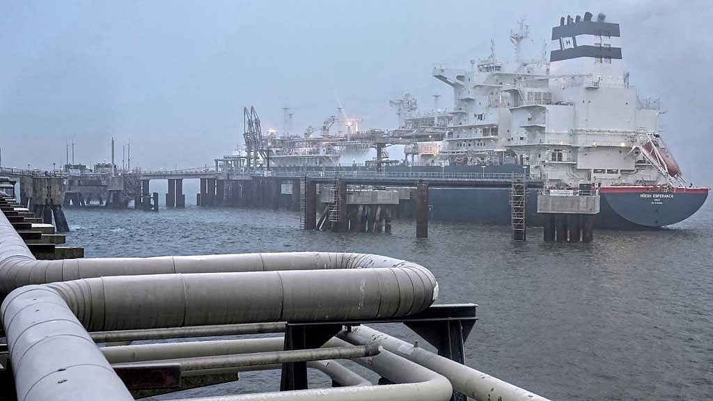 The 'Hoegh Esperanza' Floating Storage and Regasification Unit (FSRU) is anchored during the opening of the LNG (Liquefied Natural Gas) terminal in Wilhelmshaven, Germany, December 17, 2022. Michael Sohn/Pool via REUTERS//