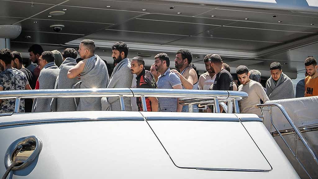 Scores drown, countless missing in migrant shipwreck off Greece - Vimarsana News