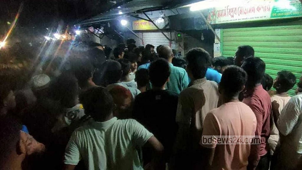 24 injured in clash between Khulna Medical College Hospital students and traders - Vimarsana News