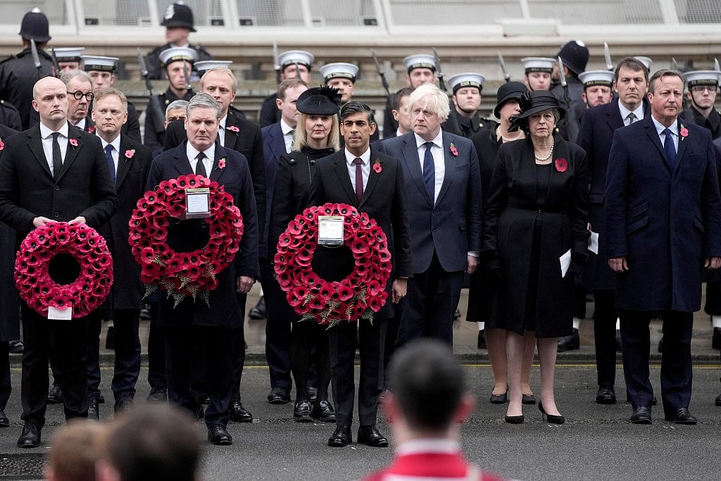 Britain's Prime Minister Rishi Sunak holds a wreath next to Labour Party leader Keir Starmer, former prime ministers Liz Truss, Boris Johnson, David Cameron, and Theresa May as they attend the National Service of Remembrance at The Cenotaph on Whitehall in London, Britian November 12, 2023.