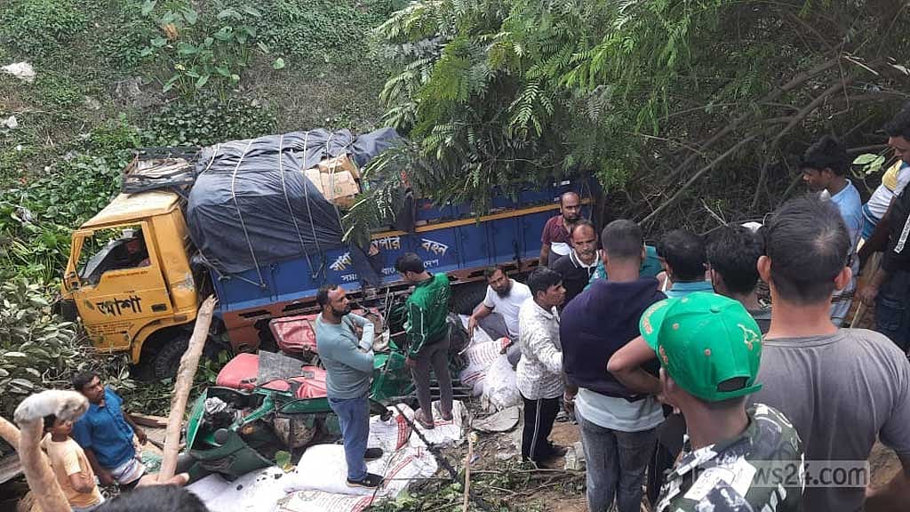 Four of a family and autorickshaw driver die in collision with truck in Rajshahi