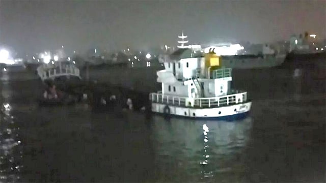 Surveyor missing after lighter vessel with 1,600 tonnes of fertiliser sinks in Karnaphuli - Vimarsana News