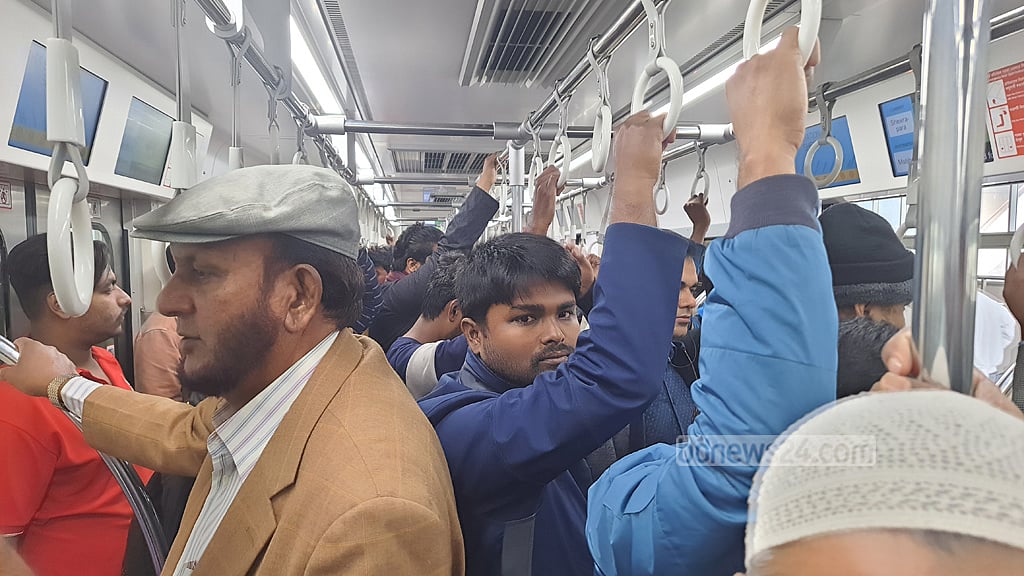 Commuters jostle each other to ride packed metro trains for faster Uttara-Motijheel trip - Vimarsana News
