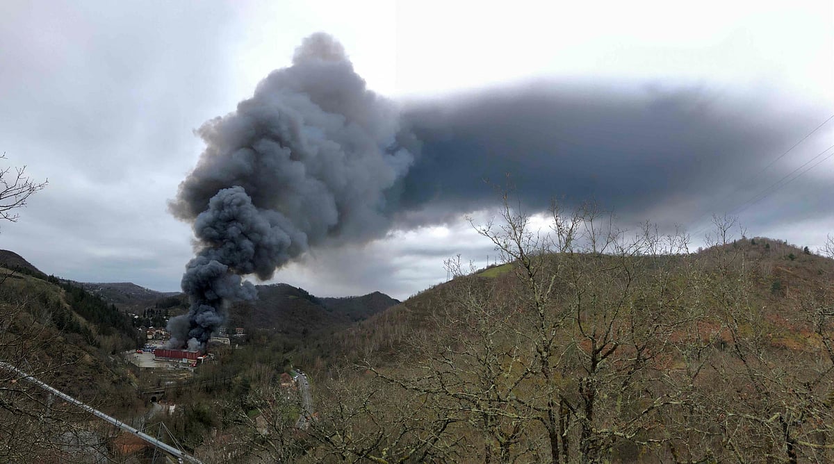 French recycling plant on fire housing 900 tonnes of lithium batteries - Vimarsana News