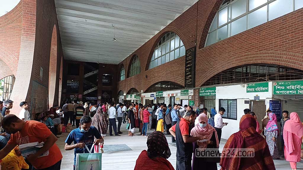 Bangladesh hospitals struggle as post graduate and intern doctors continue strike - Vimarsana News