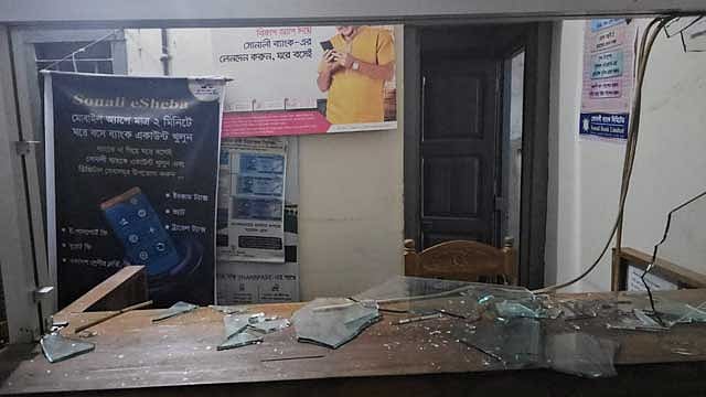 Armed robbers loot Sonali Bank branch and 'abduct' manager in Bandarban's Ruma - Vimarsana News