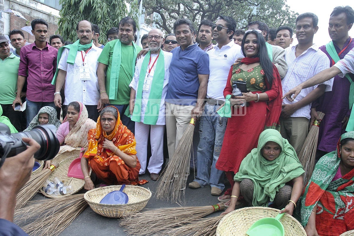 ​He encouraged the city corporation workers by joining the cleanliness programme with a group of celebraties.