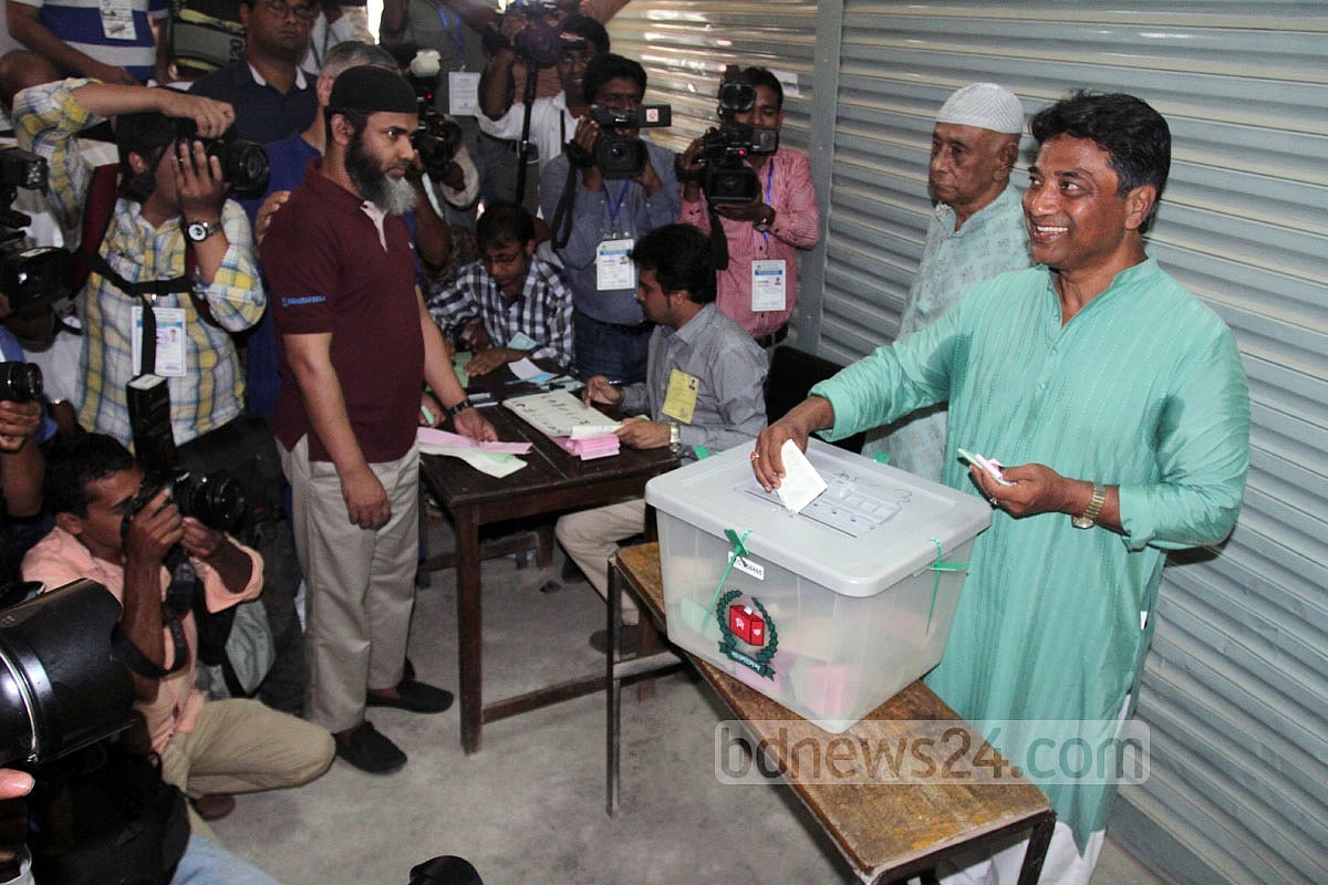 Confident of a win, Annisul Huq casting his ballot at the Banani Biddyaniketan School centre on April 28, 2015.