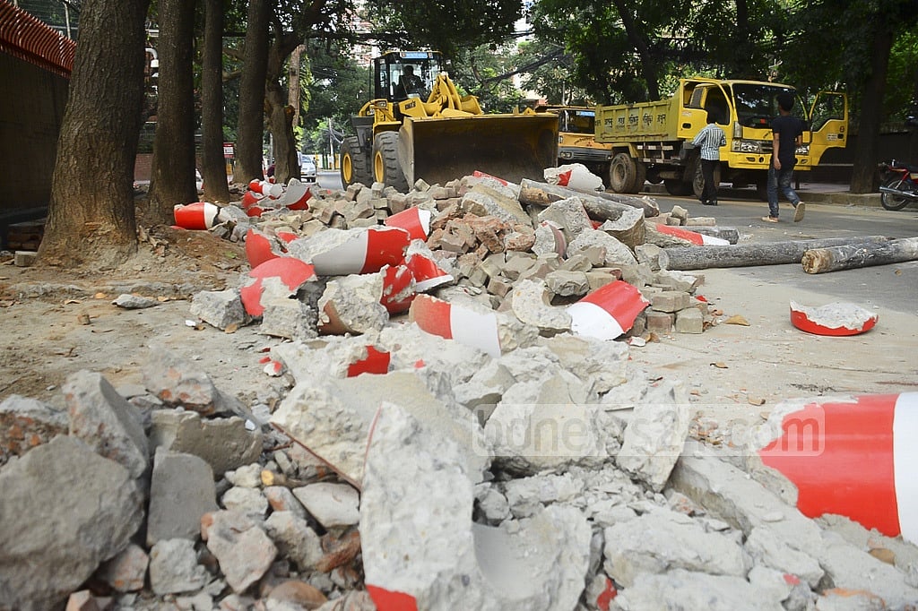 Dhaka city authorities free pavements of Australian High Commission structures
