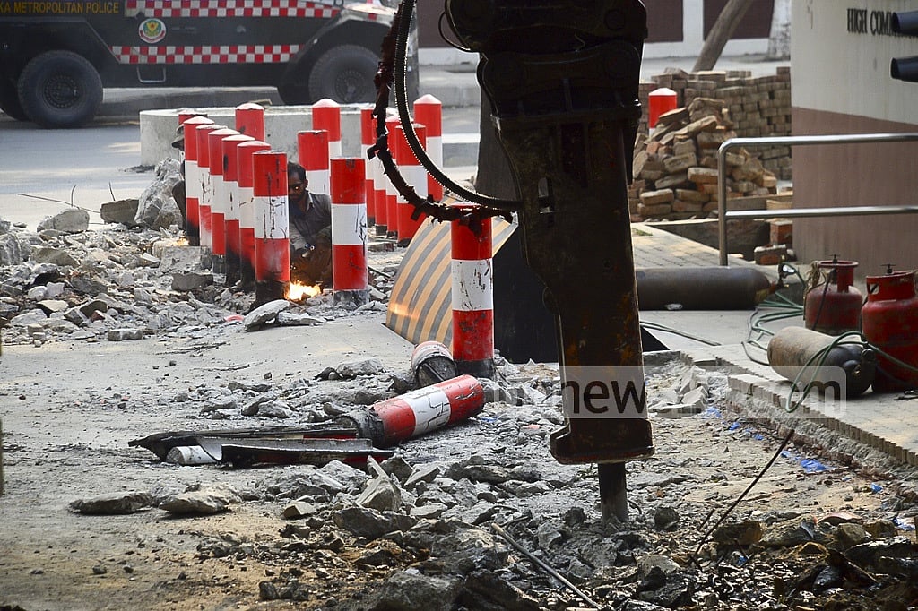 Dhaka city authorities free pavements of Australian High Commission structures