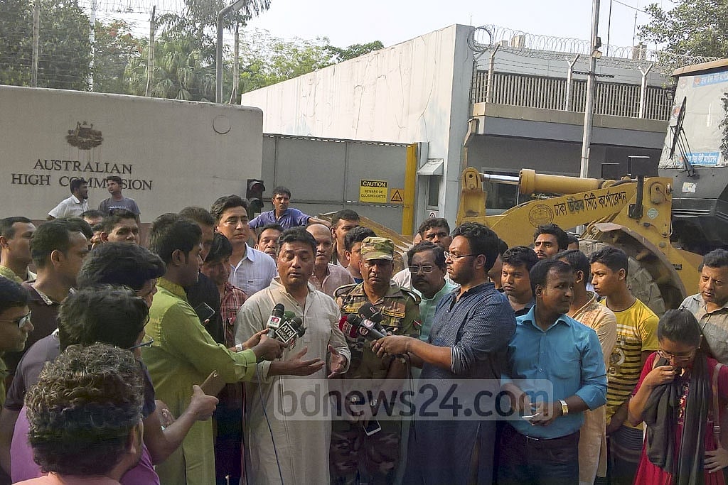 Dhaka city authorities free pavements of Australian High Commission structures