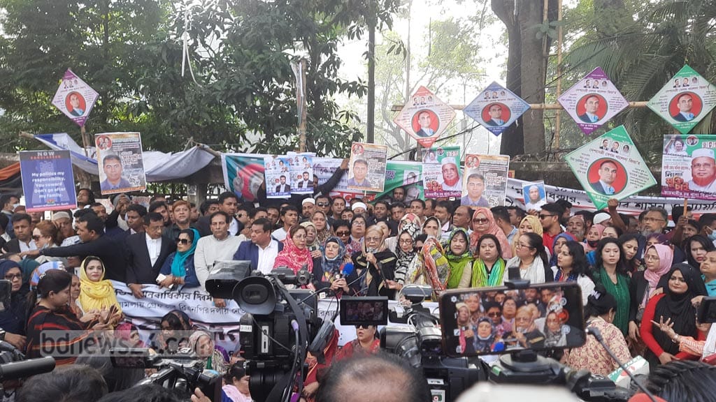 দোকান বন্ধ রাখুন, বিয়ের পার্টিও ছোট করুন: বিএনপির মানববন্ধনে ডাক