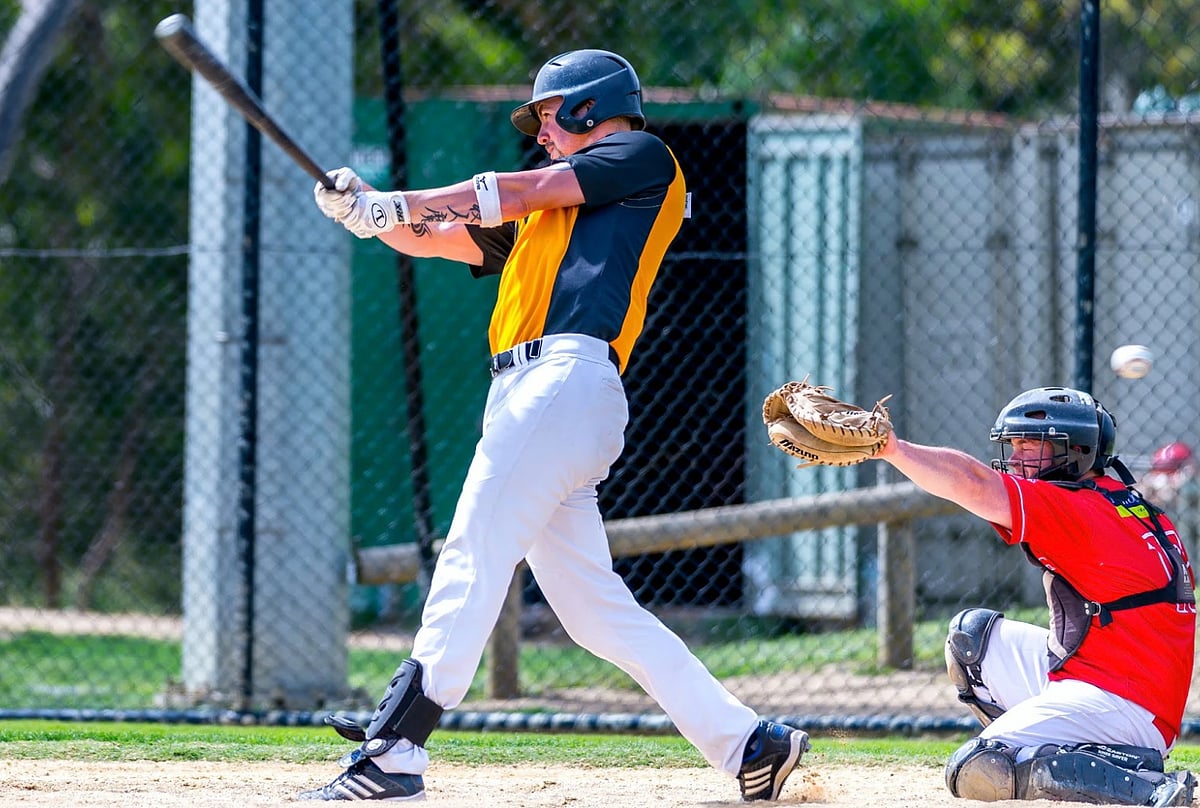 How to Choose a Slowpitch Softball Bat Buying Guide