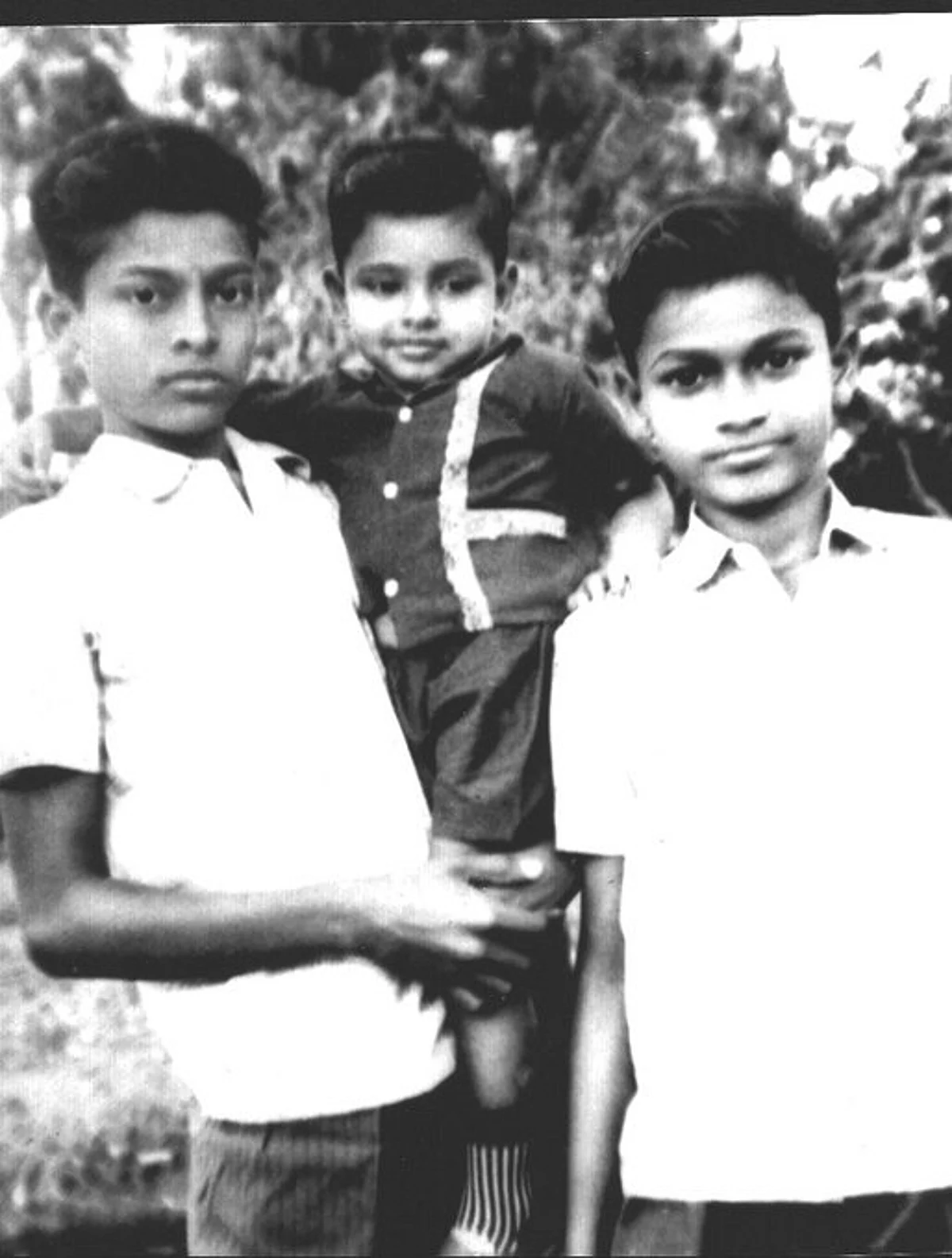 சகோதரர் தினத்தில் பிரபல நடிகர் வெளியிட்ட புகைப்படம்: இணையதளத்தில் வைரல்!