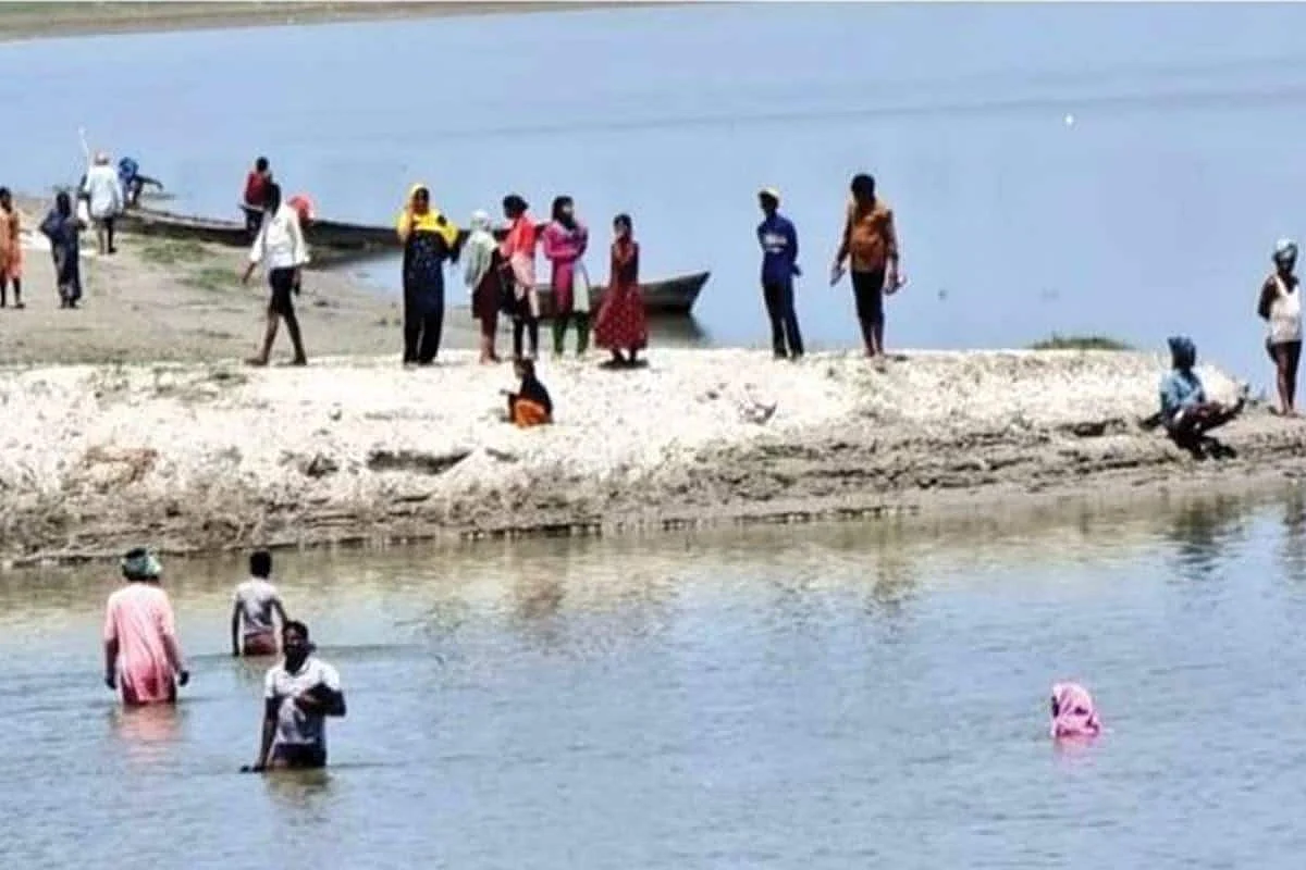 தடுப்பூசி போட வந்த அதிகாரியை கண்டவுடன் தெறித்து ஓடிய மக்கள்: காரணம் இதுதான்!