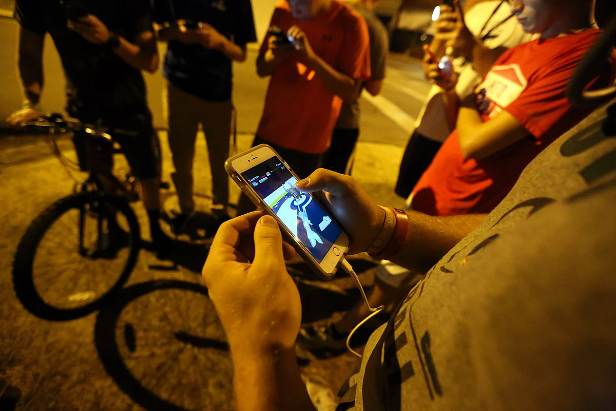 A group of teenagers play “Pokemon Go” in downtown Hartselle, Alabama. (Photo: AP)