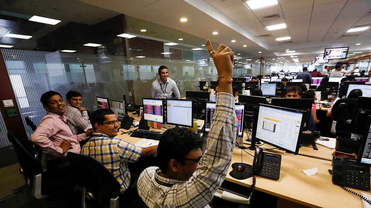 Traders at the trading floor of Motilal Oswal Financial services Ltd. (Photographer: Vivek Prakash/Bloomberg)