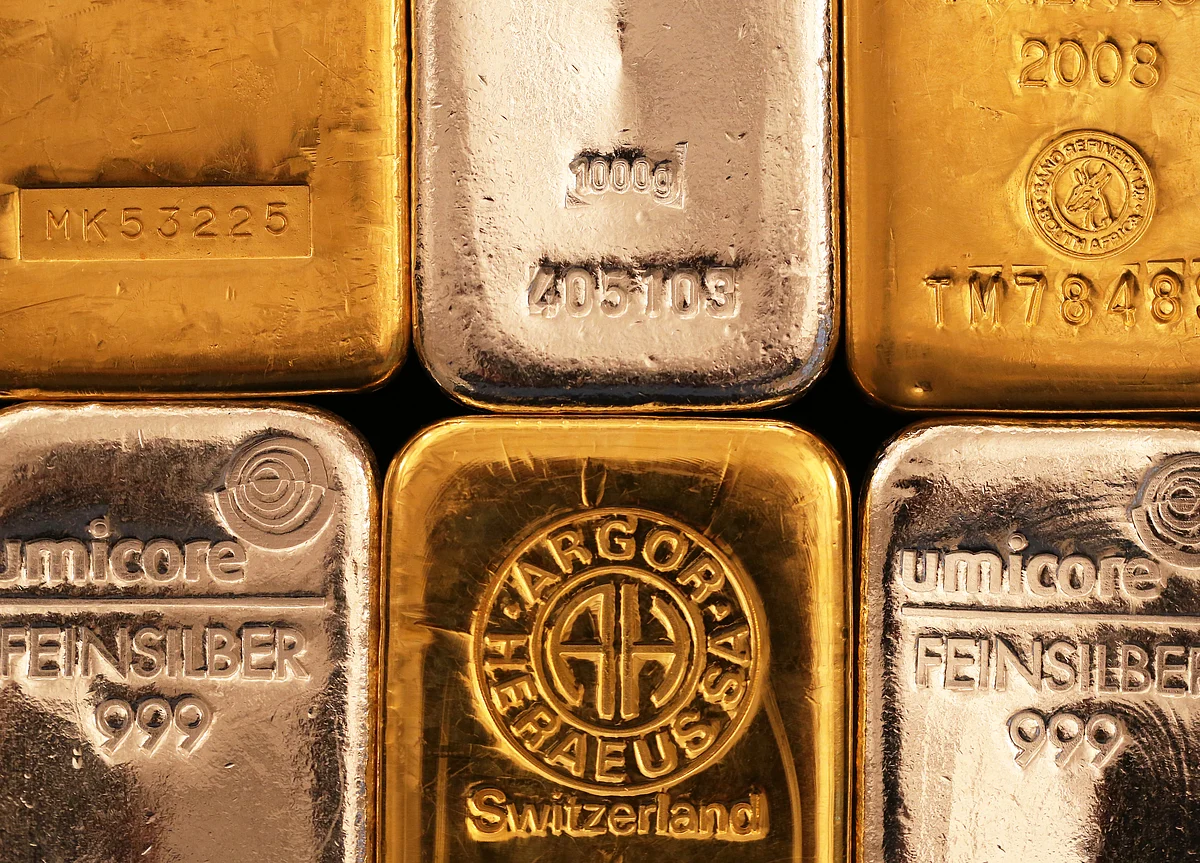 Gold Rout Deepens With Metal Set for Worst Month in Four Years