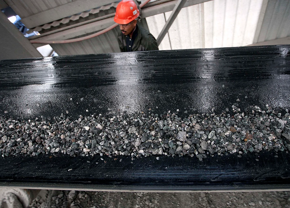 Base Metals Extend Best Rally in Three Years on Growth Optimism