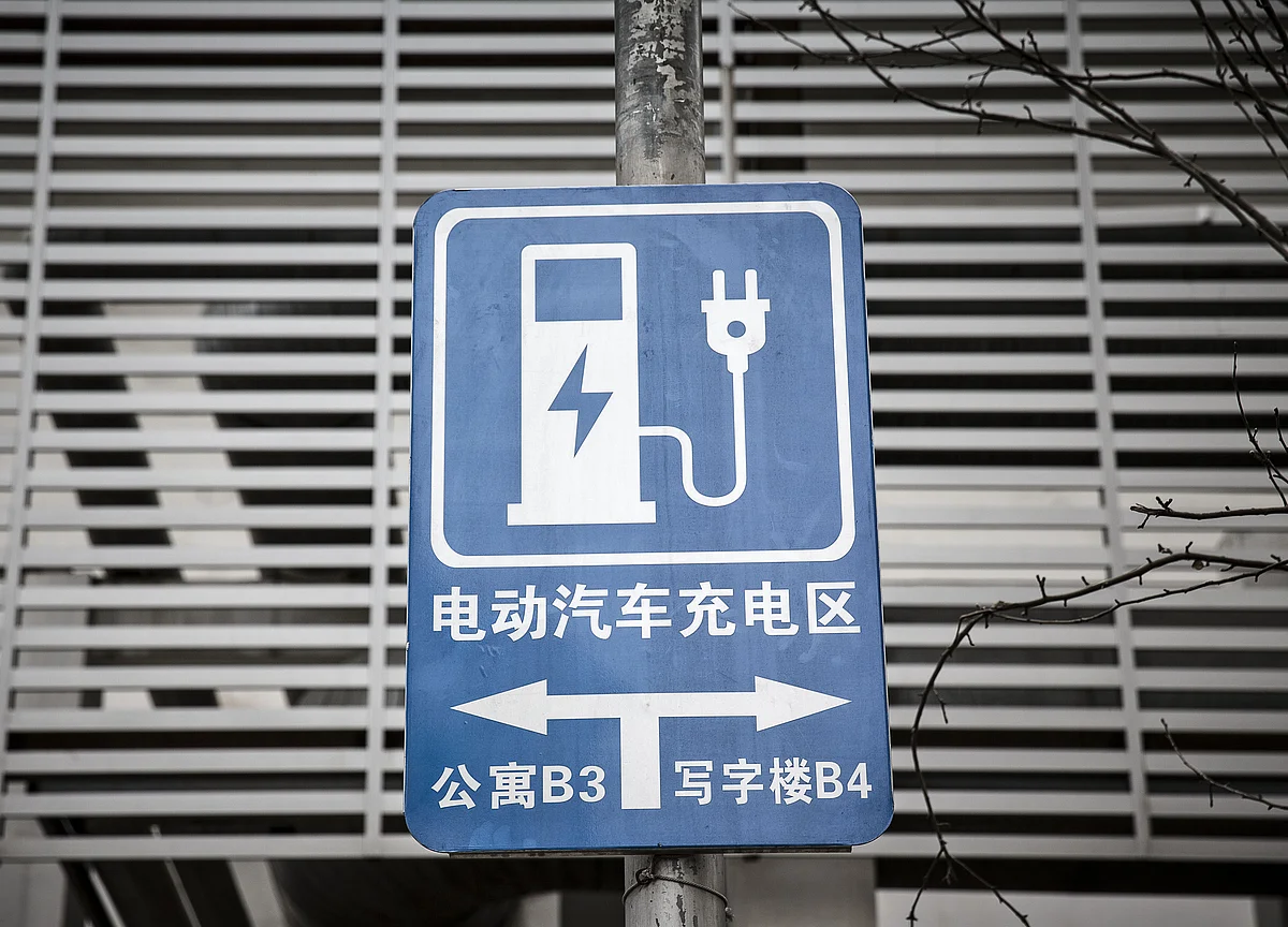 China's Top Electric-Car Maker to List in $4.5 Billion Deal