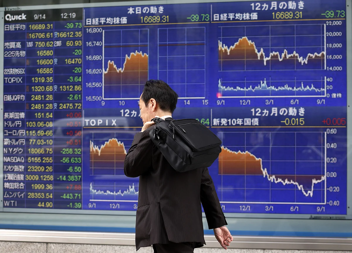 U.S. Stocks Slip Amid Earnings, Trade Headlines: Markets Wrap