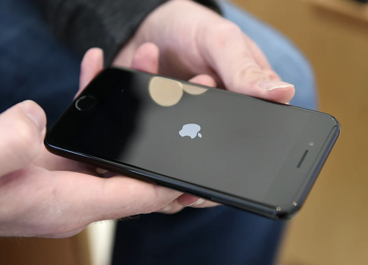 U.S. Spies Finally Embracing IPhones, Wireless Connections