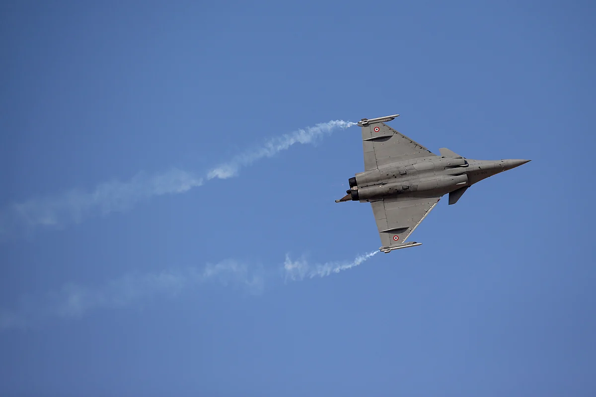 A Rafale fighter jet, manufactured by Dassault Aviation SA, performs an aerial display on the second day of the 14th Dubai Air Show at Dubai World Central (Photographer: Jasper Juinen/Bloomberg)