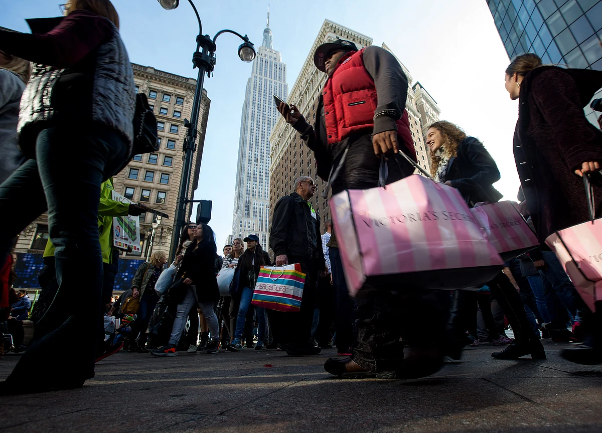 U.S. Consumption, Incomes Pick Up in Sign of Holiday Cheer