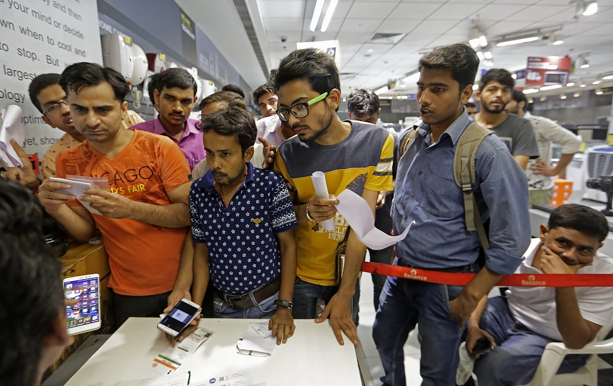 Reliance Jio Draws Big Crowds But SIM Card Scarcity, Delayed Activation Disappoint Customers
