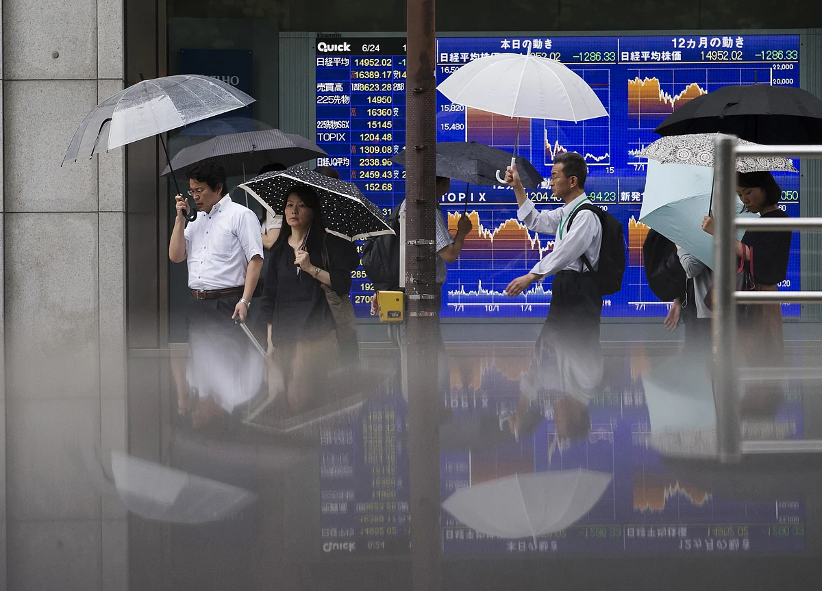 Stocks Tumble in Biggest Weekly Decline Since 2016: Markets Wrap