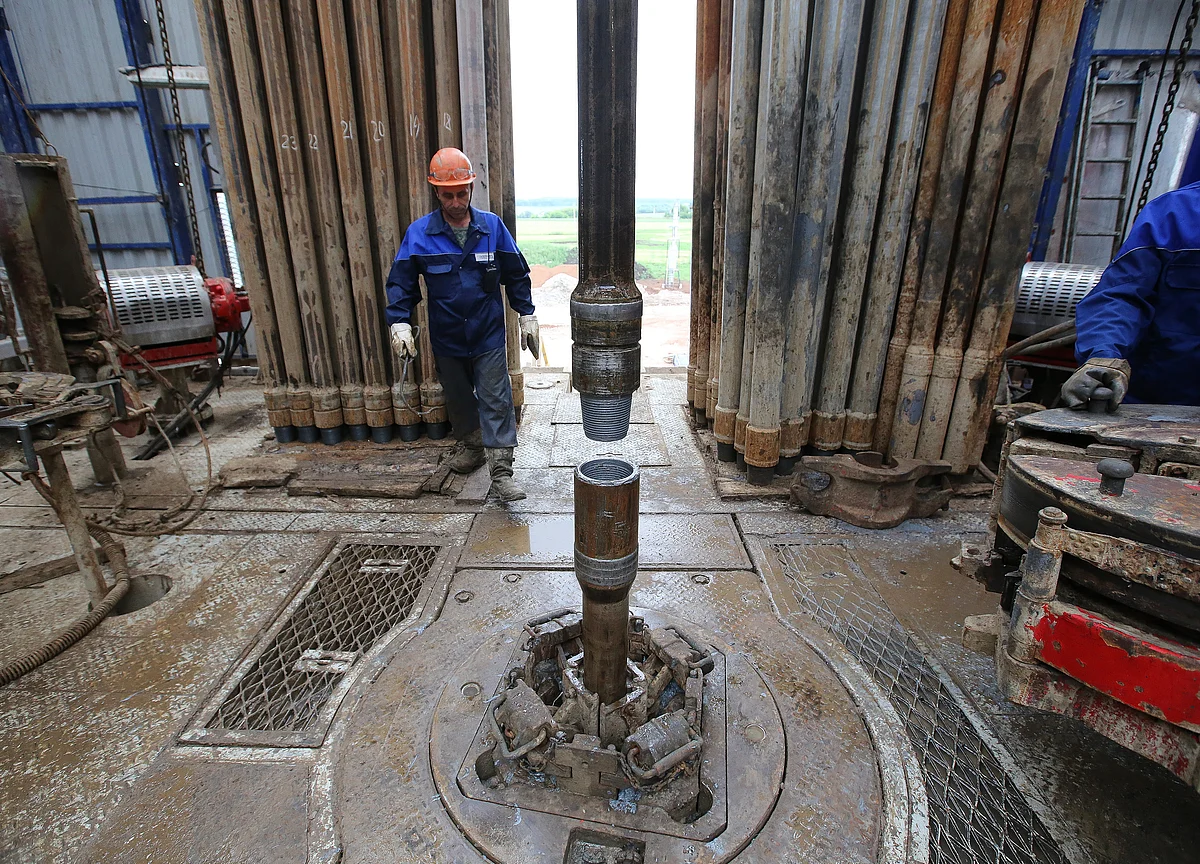 Oil Advances as Shrinking U.S. Gasoline Supply Brightens Outlook