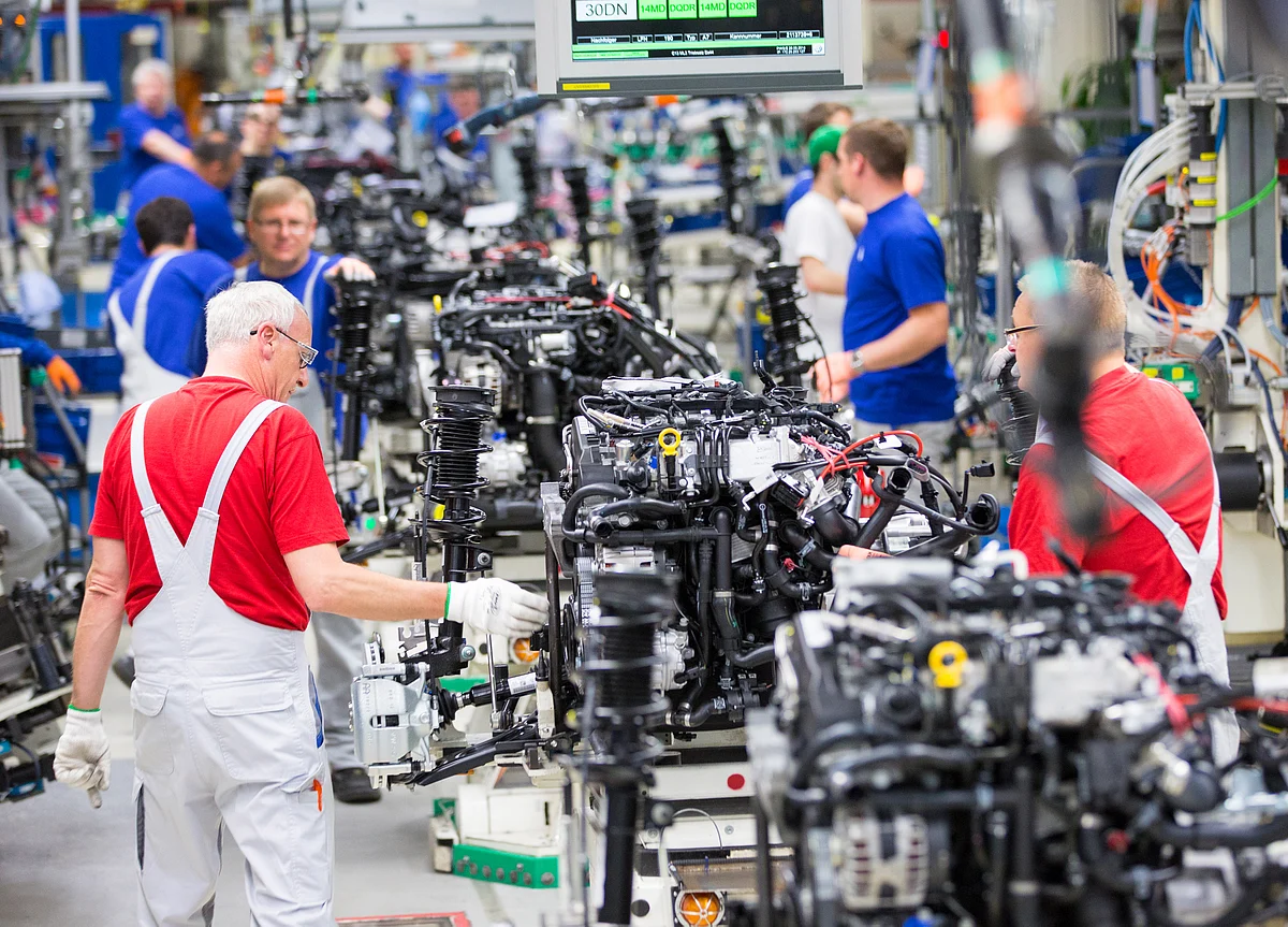 Euro-Area Growing Pains Drag Expansion to Slowest in 14 Months