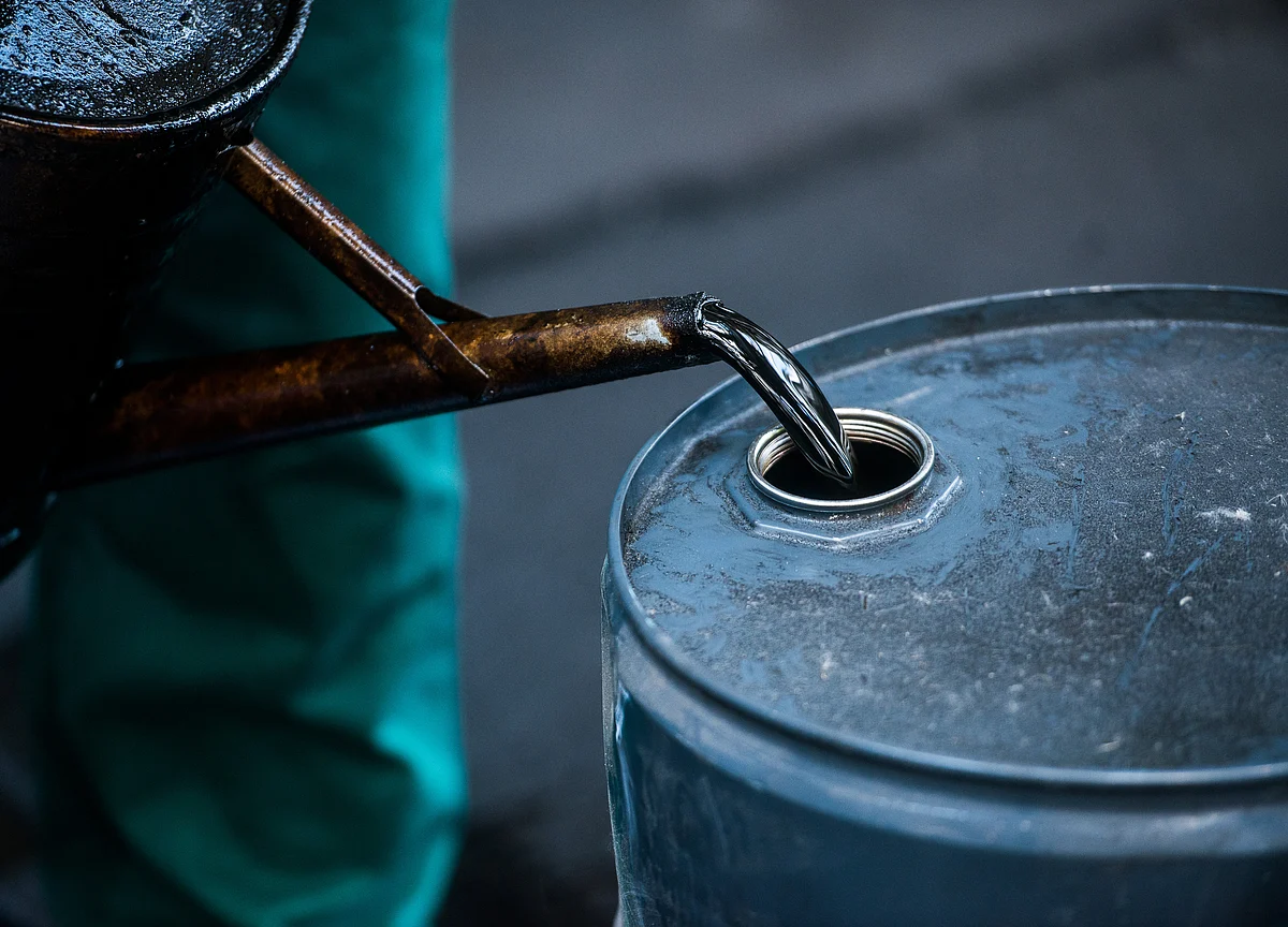 Oil Slips as Banks, Finance Ministers Signal Economic Challenges