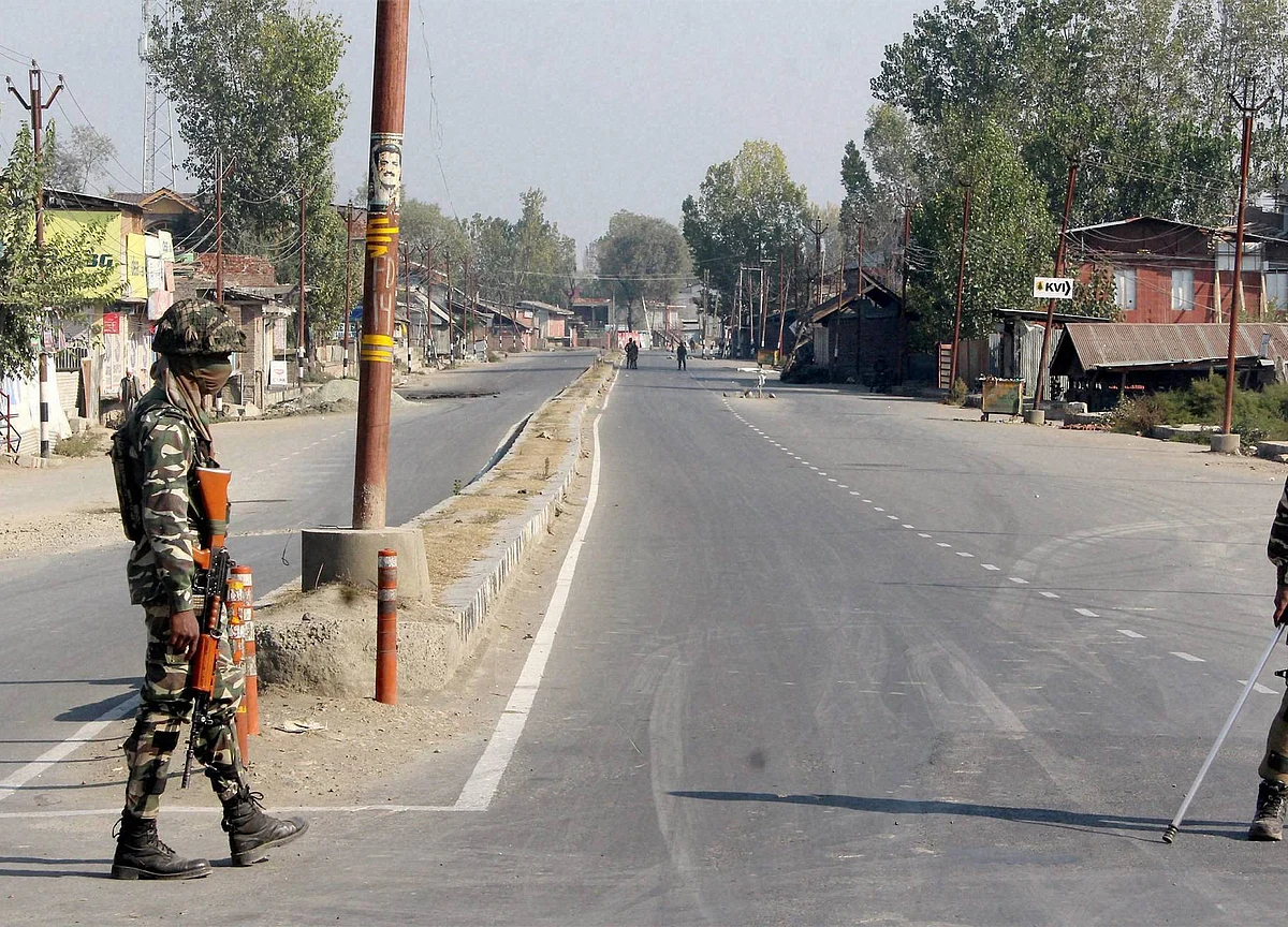 J&K: Kashmir Phone Connectivity To Be Restored Over The Weekend, Schools To Reopen Next Week