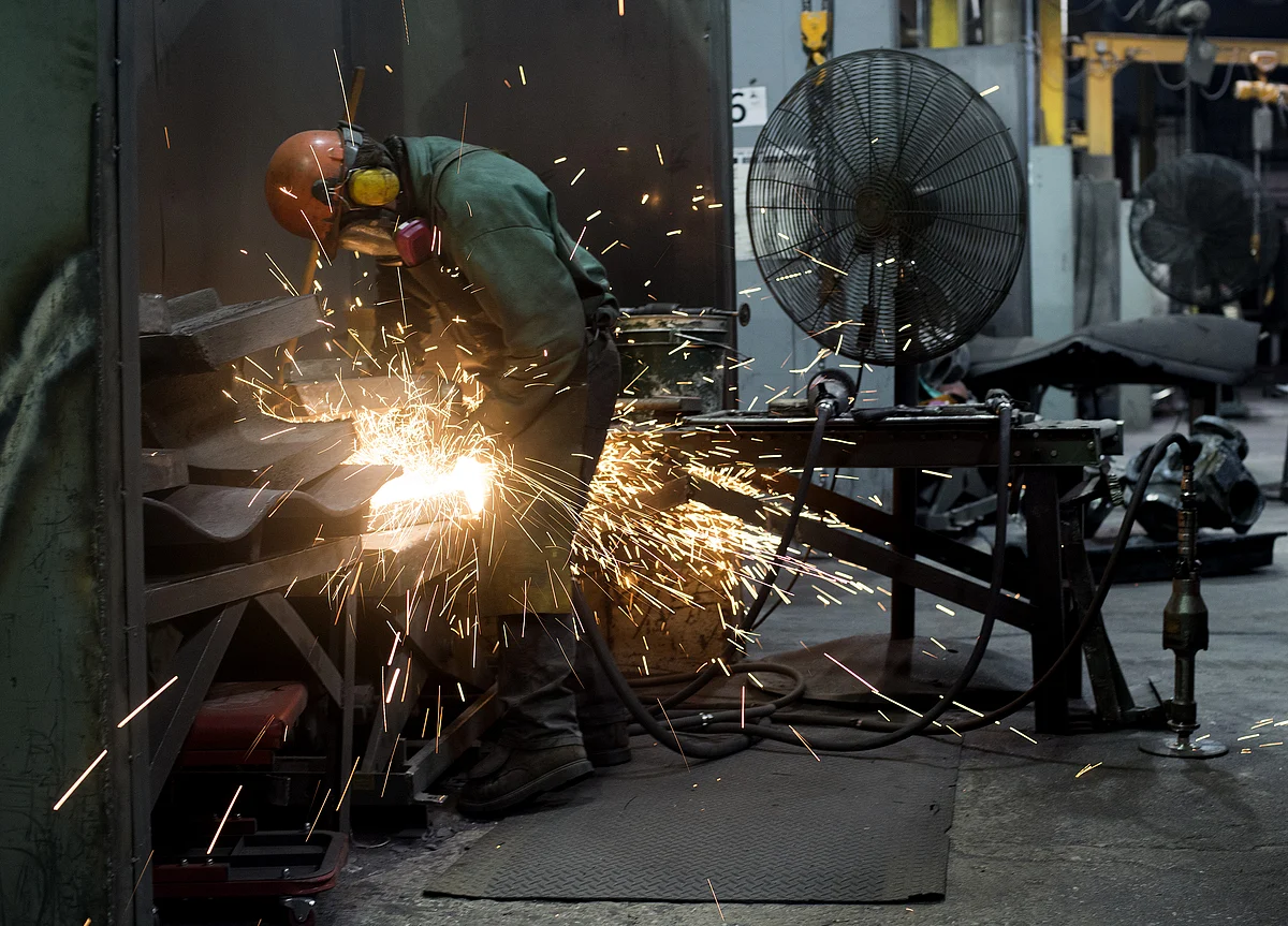 U.S. Jobs Rebound Reassures on Growth But Comes With Caveats