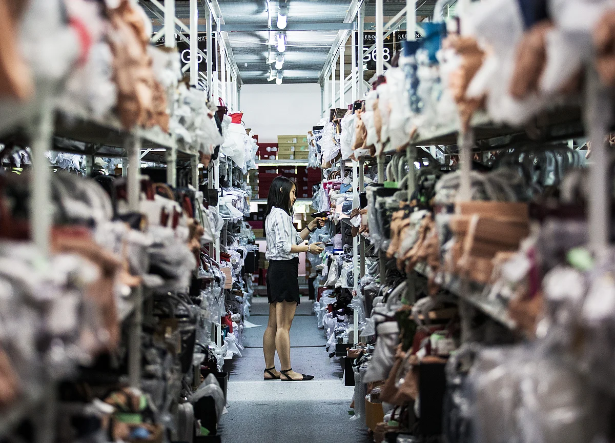 E-Commerce Firms Aren’t Transparent On Discounts, Ranking, Data Collection, Says Competition Commission
