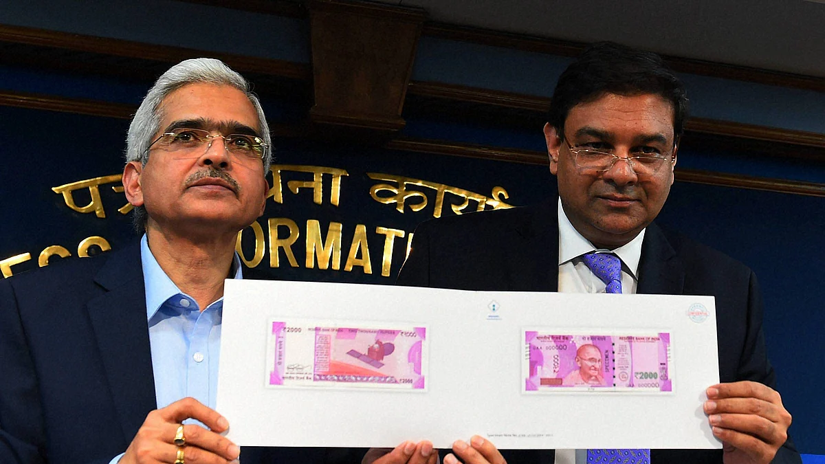 New Delhi : RBI Governor, Urjit Patel with Finance Secretary Shashikant Das showing specimen notes of new Rs.2000 during their press conference in New Delhi on Tuesday. (Photographer: Shahbaz Khan/PTI)