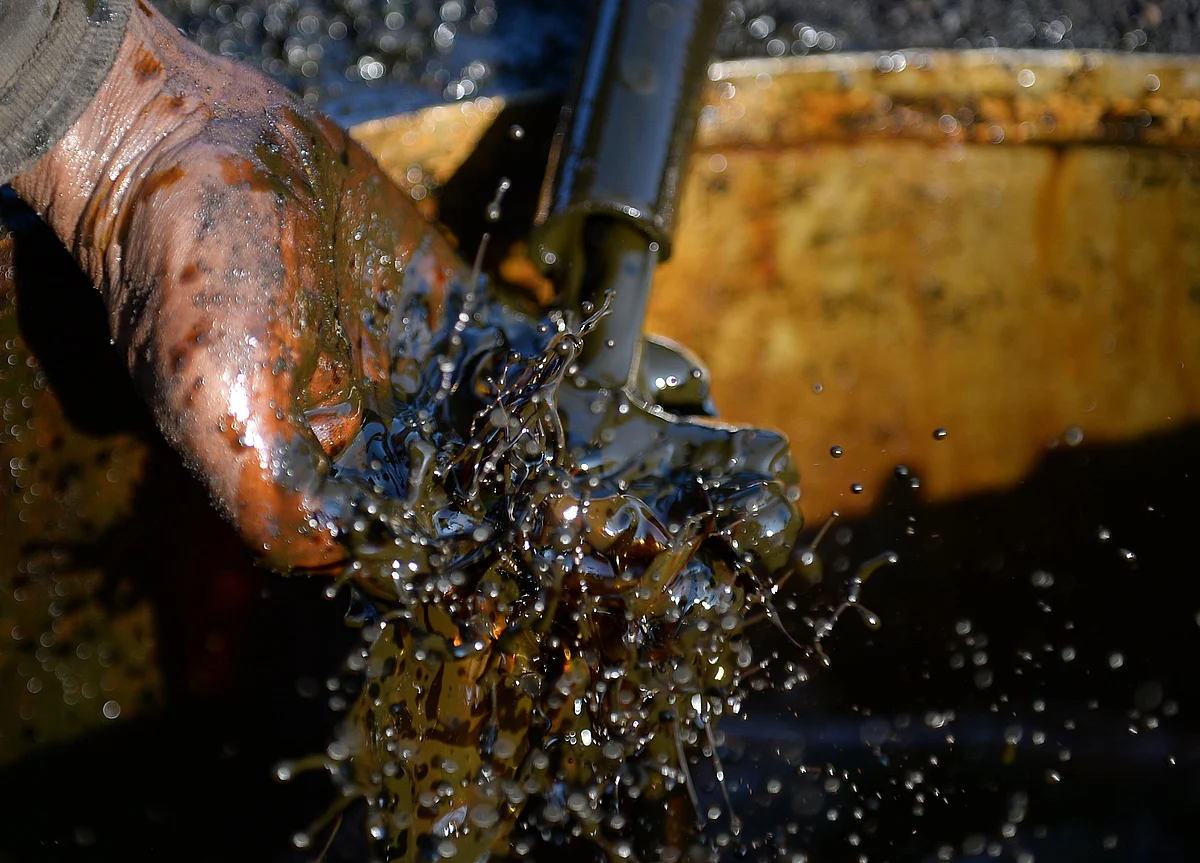 Oil Falls Most in Two Weeks as Phase Out of Supply Cuts Looms