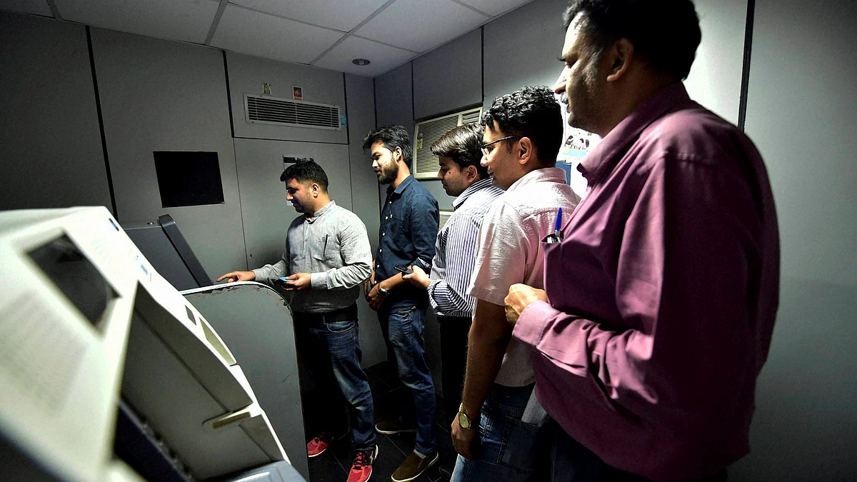 People crowd at an ATM to withdraw 100 rupees notes in New delhi on Tuesday after Prime Minister Narendra Modi on Tuesday announced demonetisation of Rs 500 and 1,000 currency notes with effect from midnight. (Photographer: Kamal Kishore/PTI)