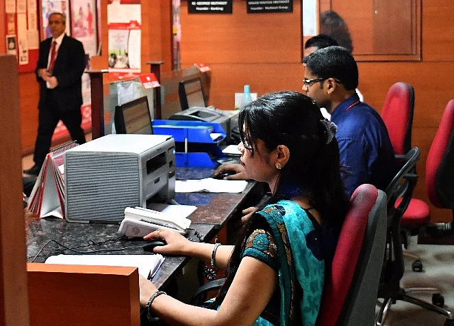 India's Services PMI Drops to 7-Month Low in Sign of Weak Growth