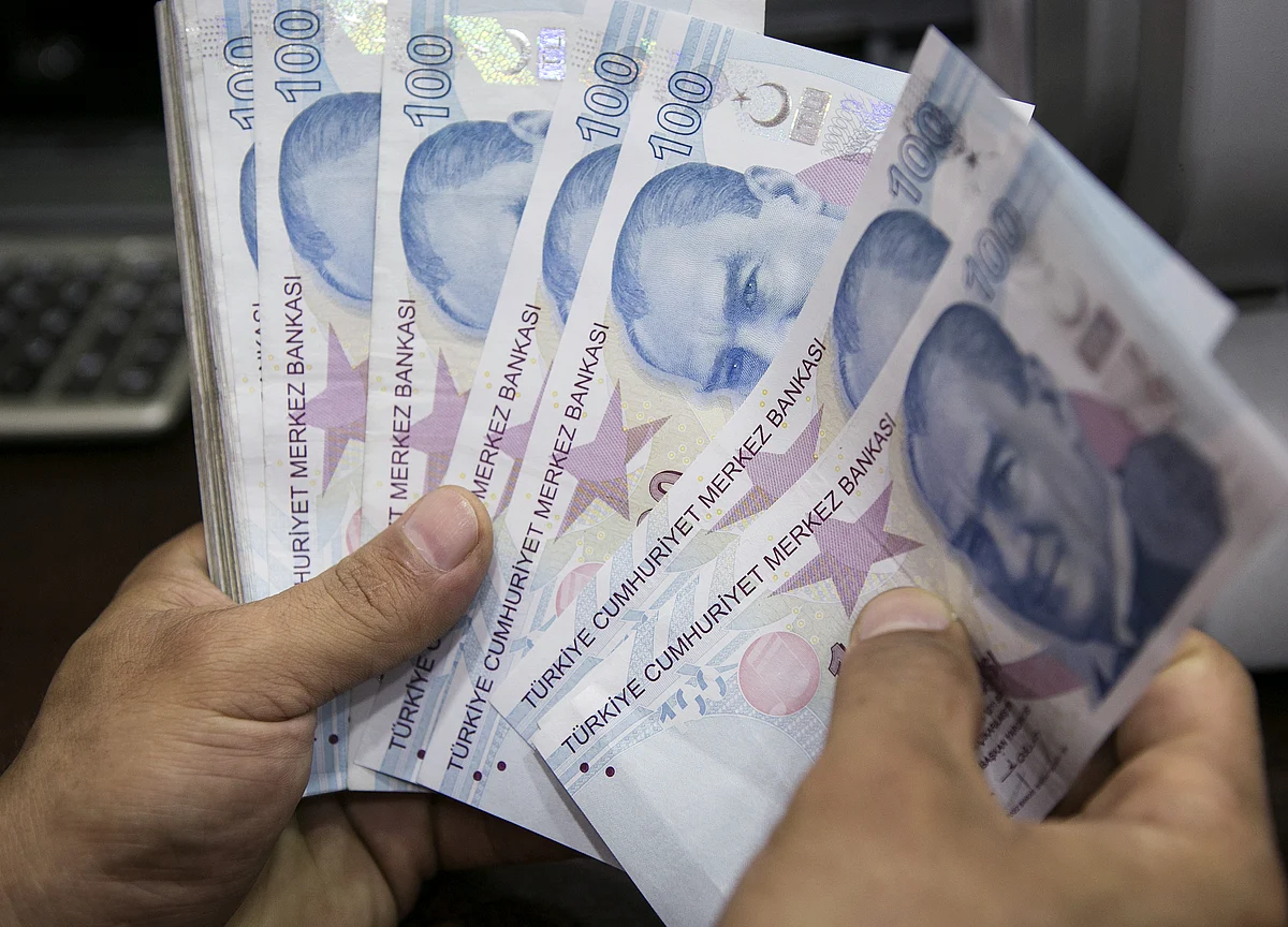 Lira Falls Past 6 Per Dollar as Istanbul Vote Hangs Over Market