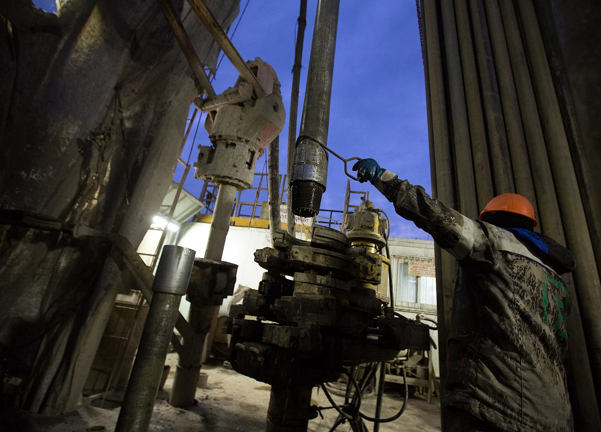 Oil Dips as U.S.-China Trade Worries Outweigh Supply Disruptions